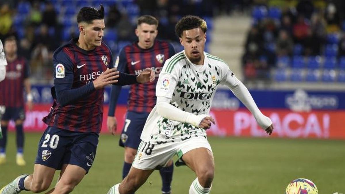 Koba protege un balón durante el Huesca - Oviedo