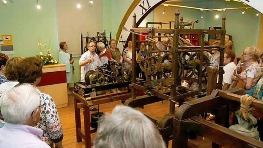 Cuarenta amas de casa de Villapérez, en Oviedo, visitan el Museo del Reloj de Infiesto