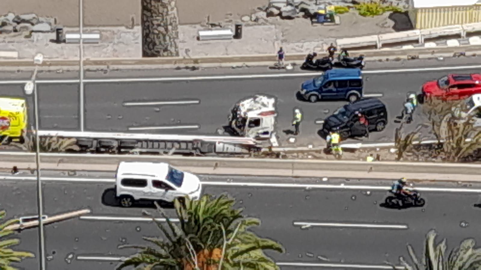 Un camión se salta la mediana acaba en una ladera cerca de La Laja