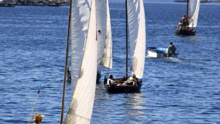 Una regata de dornas en aguas de O Grove.