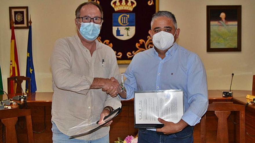 Manuel Jesús Adame y Francisco Javier Ruiz tras la firma del convenio.