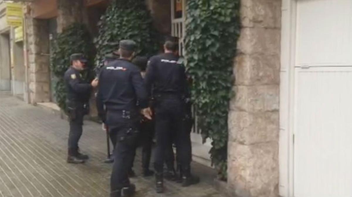 Agents de la UDEF, a l’entrada del domicili de Jordi Pujol, a l’avinguda del General Mitre.