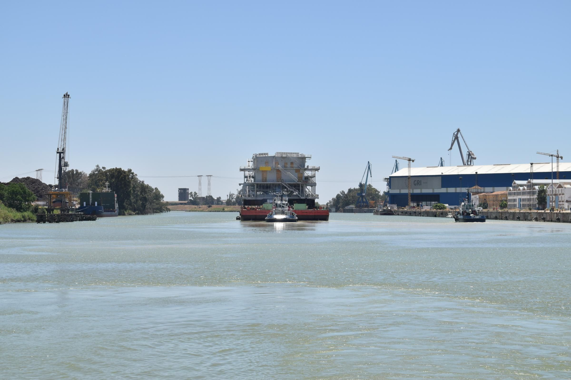 La suerpesctructura construida por TECADE abandona el Puerto de Sevilla