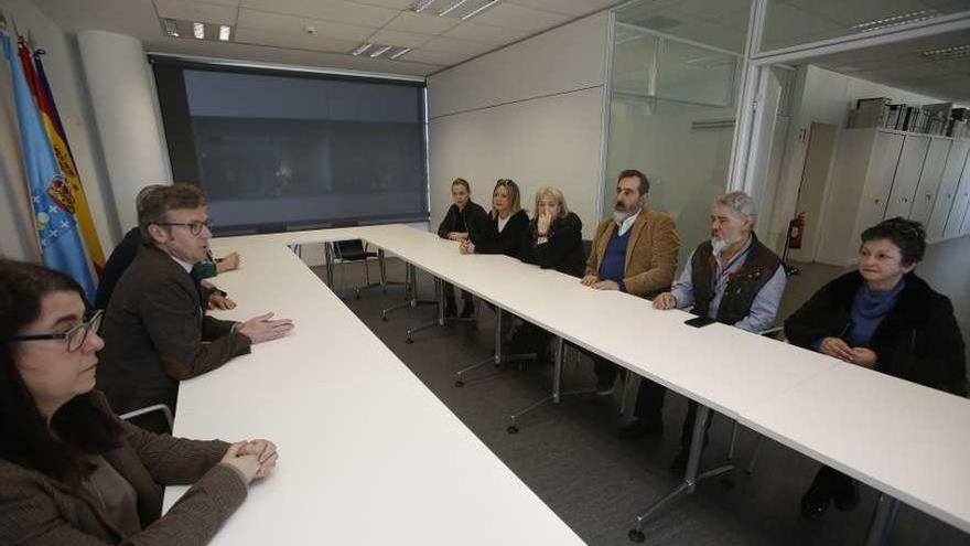 Los vecinos afectados se reunieron con Alfonso Rueda ayer en Pontevedra. // FdV