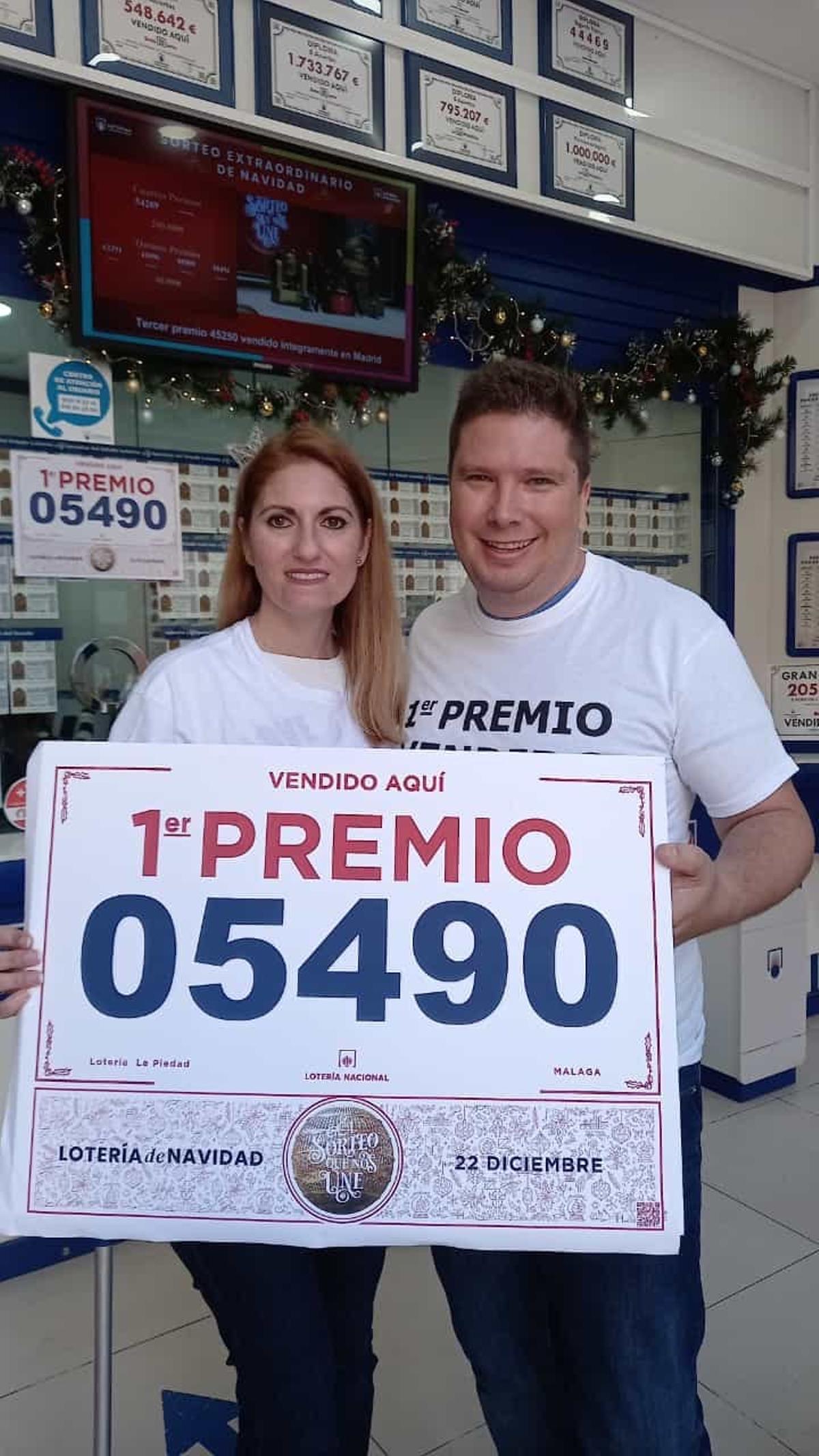 Adrián y Raquel, los dueños de la administración, con el décimo ganador en la Navidad pasada.