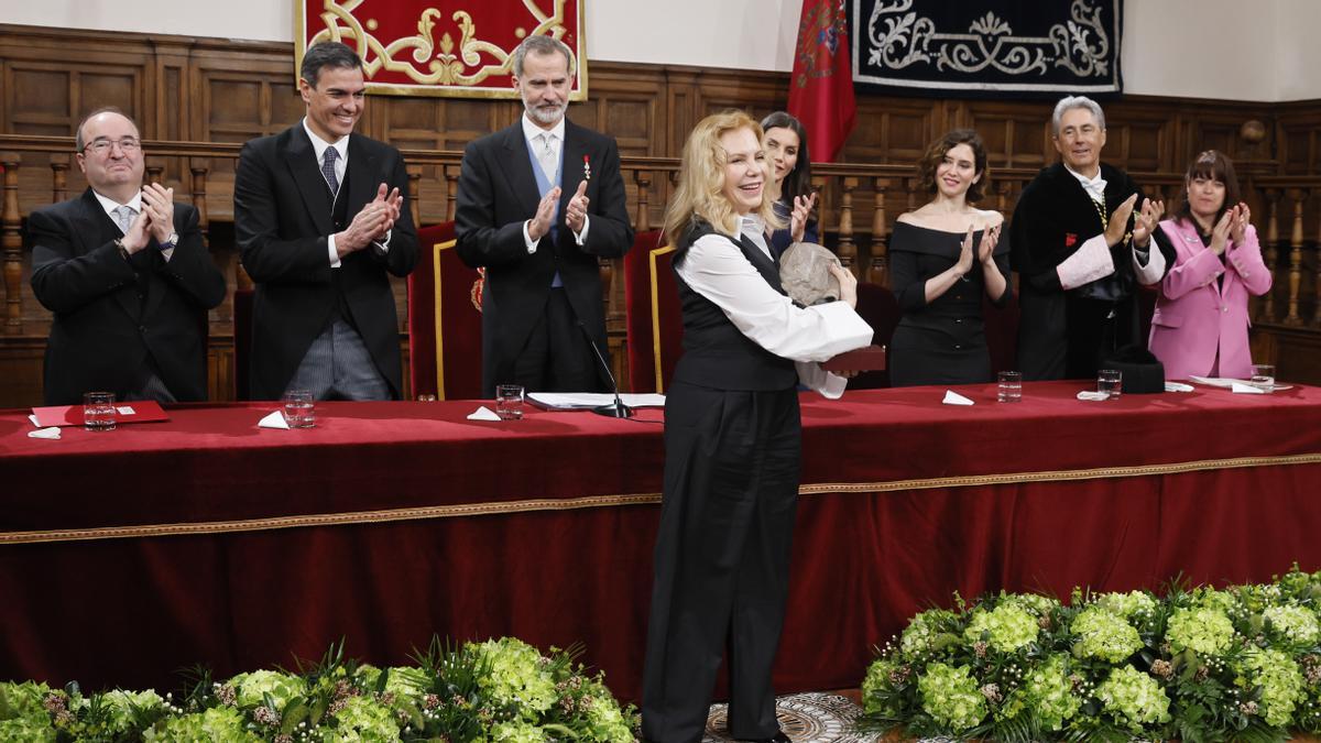 Cecilia Roth, recogiendo el Cervantes en nombre de Peri Rossi, este viernes en Alcalá de Henares, ante los reyes, el presidente del Gobierno, el ministro de Cultura y otras autoridades.