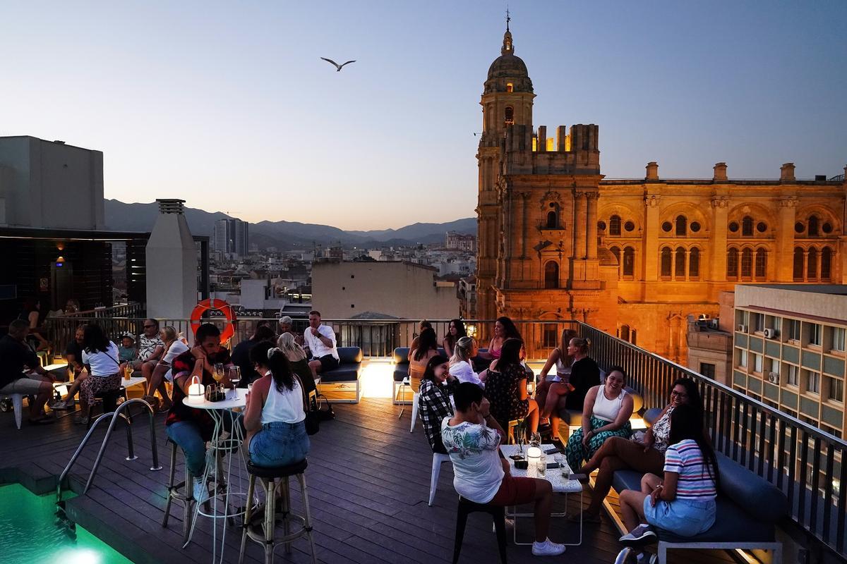 Varias personas en las terraza del hoytel Molina Lario de Málaga.