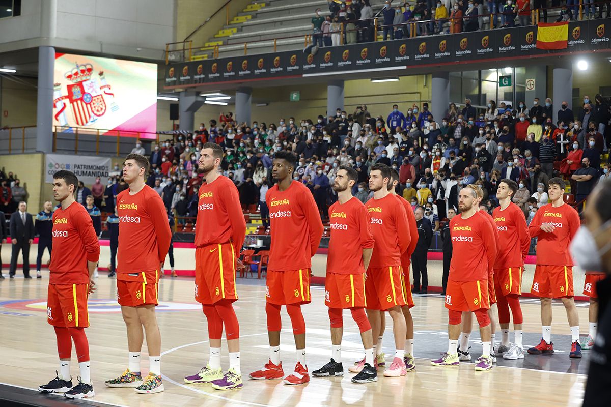 Las imágenes del partido de baloncesto España-Ucrania en Vista Alegre