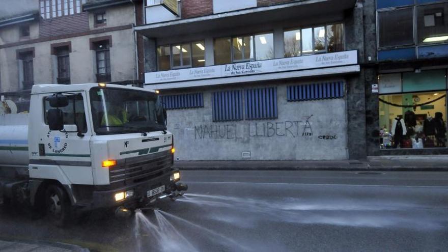 Baldeos en las calles de Sama de Langreo