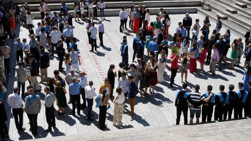 Alumnos y familiares, durante la celebración de la graduación de Magisterio en el Campus Viriato.