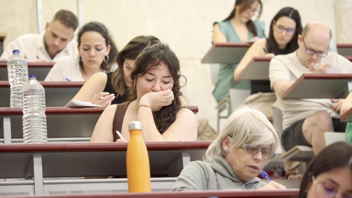 Aspirantes durante una oposición de Educación.