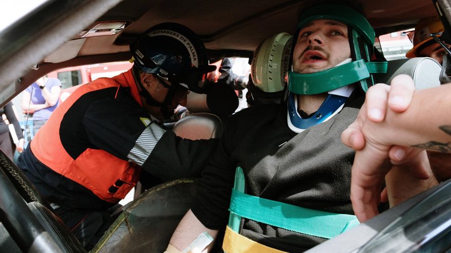 Los estudiantes de enfermería de Mallorca aprenden a actuar ante un accidente de tráfico con heridos
