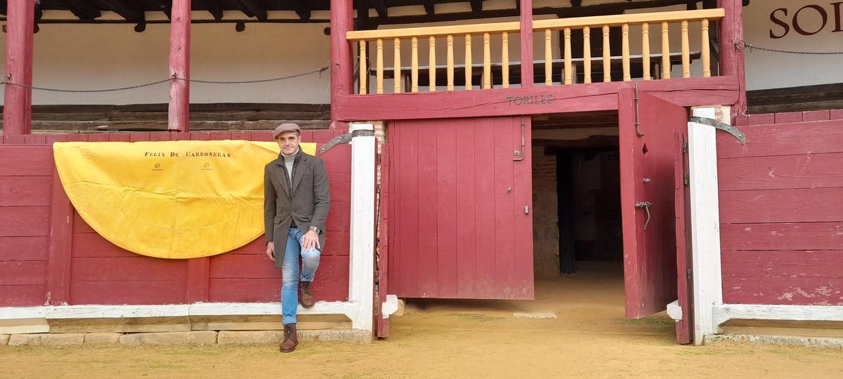 Félix de Carboneras posa a la puerta de toriles de la plaza de Toro junto al capote que comparte con David Adalid.