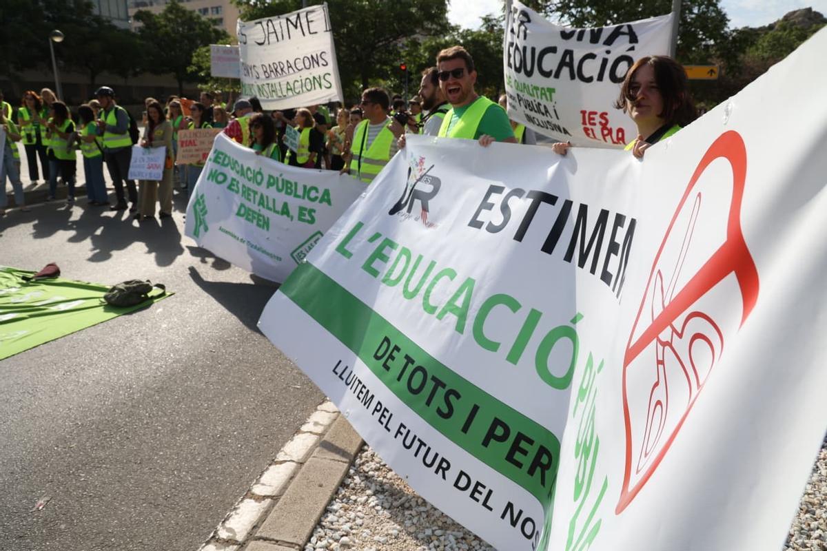 Huelga de docentes en Alicante: la manifestación llega a la Avenida de Dénia