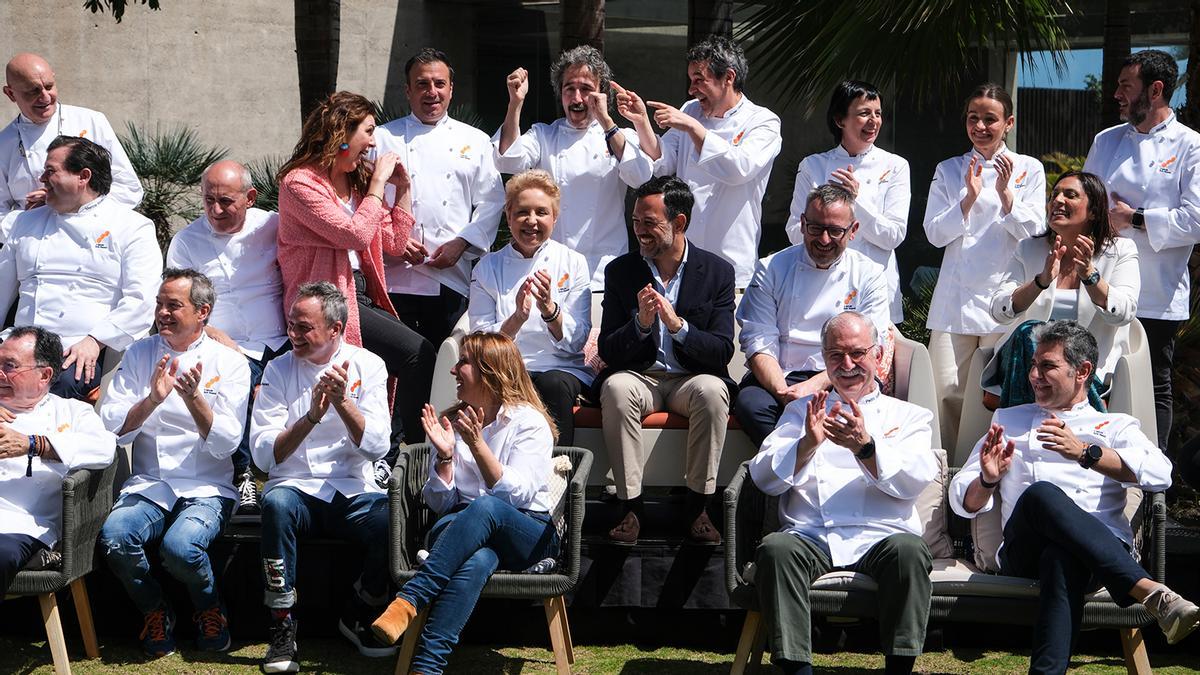 Los galardonados con los soles de la Guía Repsol posan juntos en Santa Cruz de Tenerife.