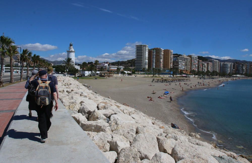 Comienzan las labores de limpieza de las playas de Málaga capital antes del inicio de la temporada de verano