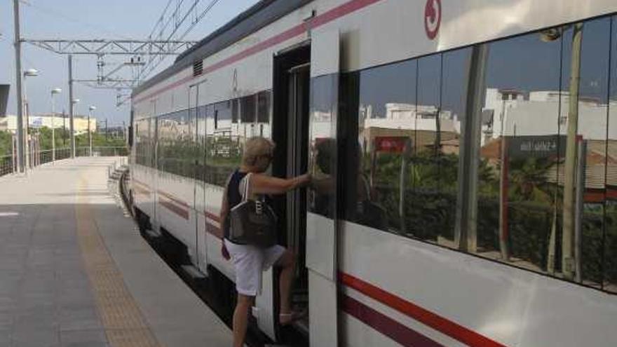 El tren de Cercanías de la línea C3 que realiza el recorrido Alicante-San Vicente del Raspeig.