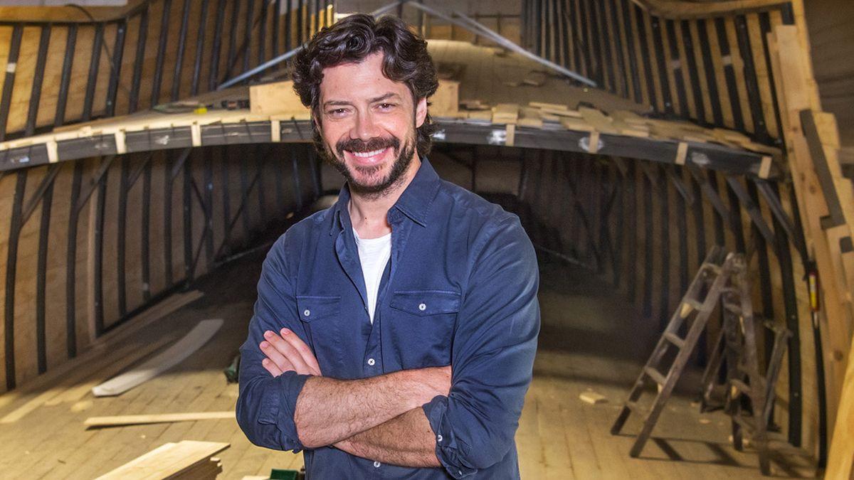 Álvaro Morte es Elcano en 'Sin límites' (Amazon Prime Video).