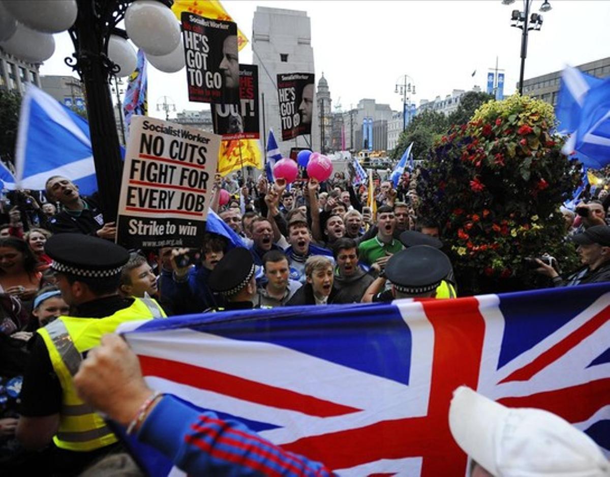 Partidaris de la Unió s’enfronten amb partidaris de la independència a George Square, Glasgow, Escòcia. Partidaris de la Unió s’enfronten amb partidaris de la independència a George Square, Glasgow, Escòcia.