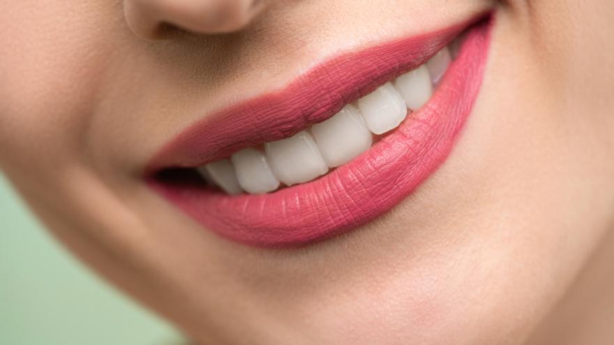 Cinco métodos naturales para blanquear tus dientes