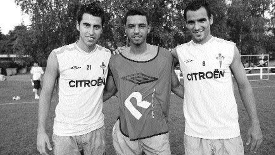 Guayre posa con Jorge Larena y Ángel durante un entrenamiento de pretemporada en Francia en 2006. / R. Grobas