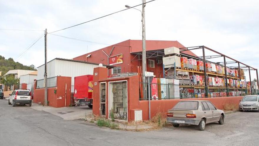 Exterior de la nave de Frigo, donde entraron a robar en la madrugada de ayer.