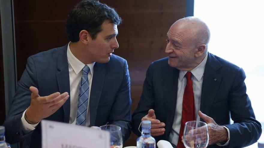 Albert Rivera, ayer, con el exministro Abel Matutes en un desayuno informativo en Madrid. // Efe