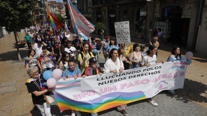 Decenas de personas reivindican en Avilés más derechos y visibilidad para el colectivo LGTB