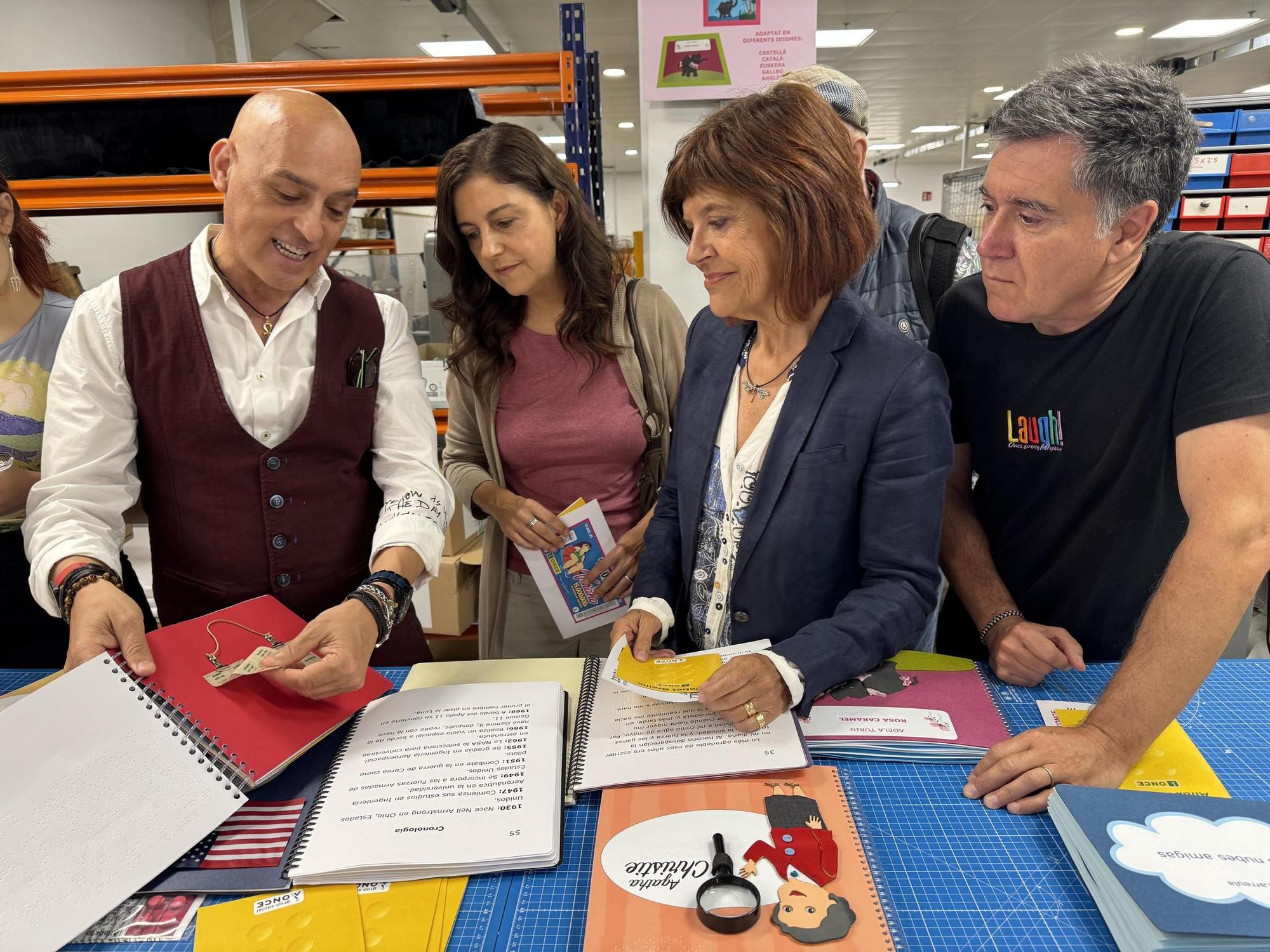 Tània Juste, Voia Valls y Martí Gironell, en el departamento de libros infantiles en braille de la ONCE.