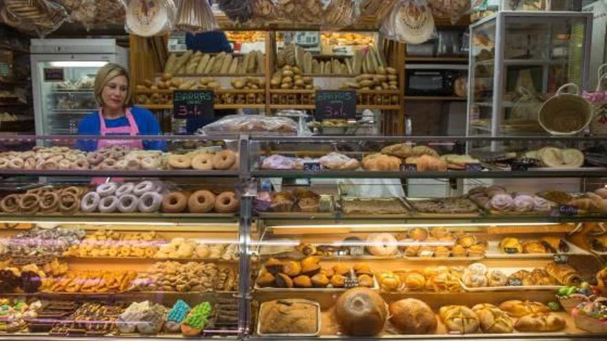 Una panadería de Alicante con toñas, monas de Pascua y otros postres.