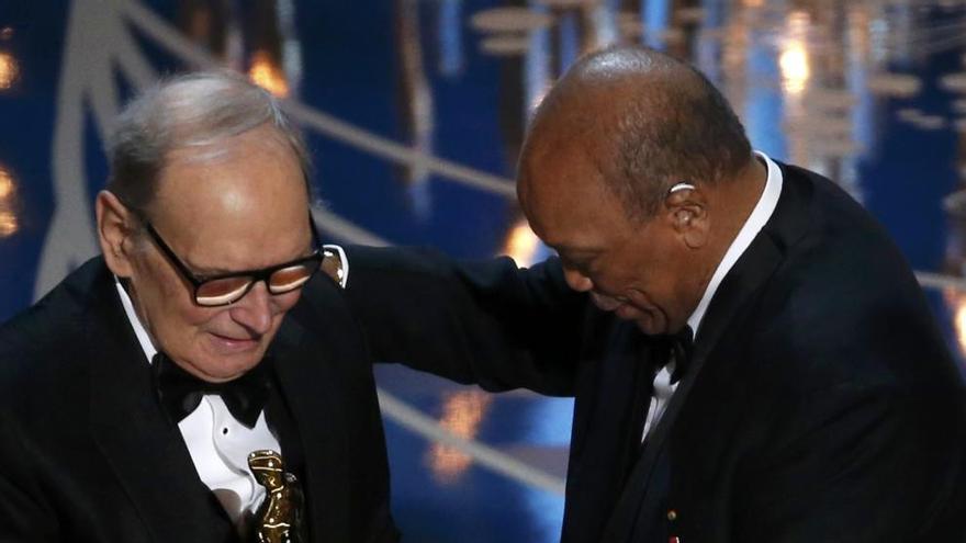 Quincy Jones le entrega el Oscar a Morricone.