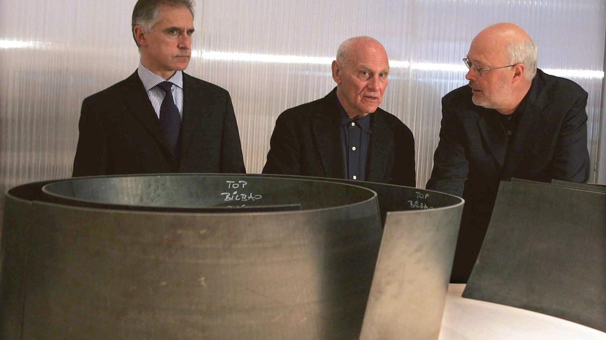 El director del Guggenheim Jose Ignacio Vidarte, Richard Serra y el director de la fundación Solomon Guggenheim, Thomas Krens, en 2005.