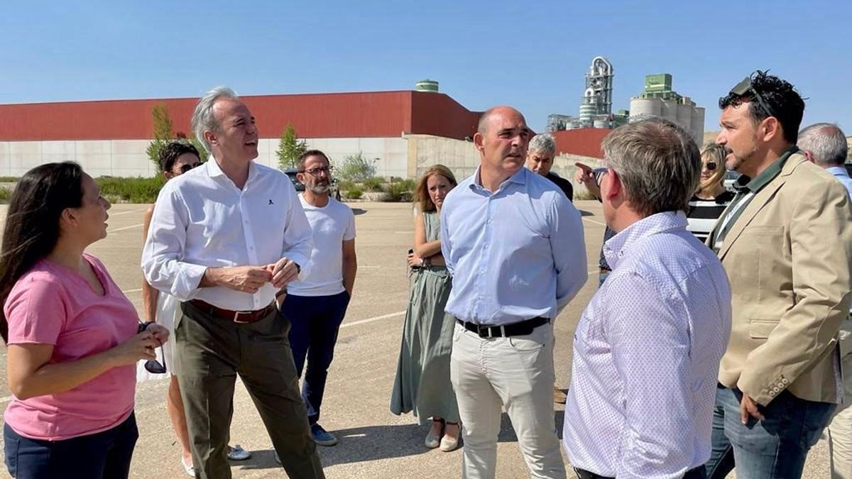 El presidente del PP en Aragón, Jorge Azcón, ha visitado la localidad de Andorra