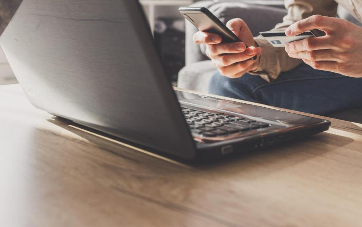 Un hombre intenta hacer una gestión en la banca online.