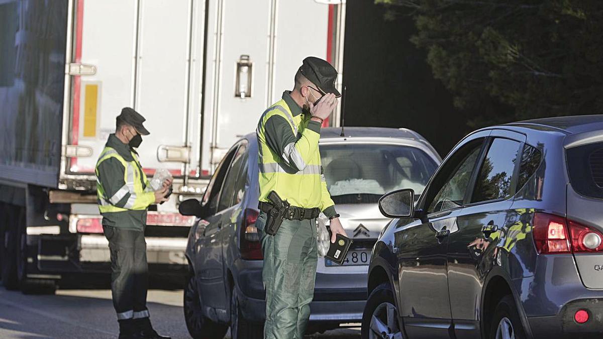 Agentes de la Guardia
Civil, durante un control
en la autopista de
Llucmajor.  |  MANU MIELNIEZUK