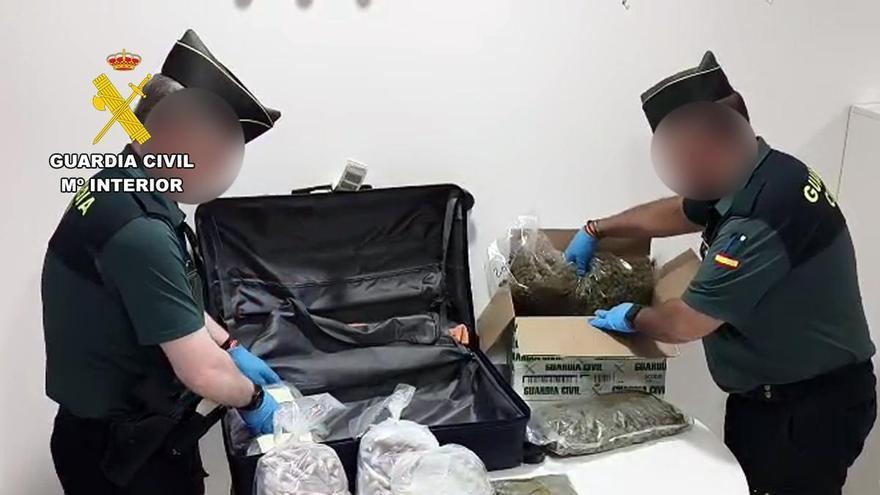 Interceptan en el aeropuerto de Corvera a un viajero que llevaba 15 kilos de droga en la maleta: quería volar a Manchester