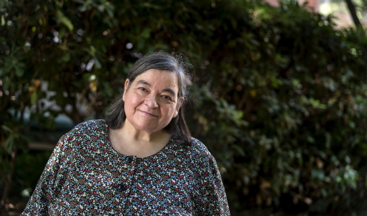 Carme Junyent, en los jardines de la Universitat de Barcelona donde da clase.