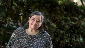 Carme Junyent, en los jardines de la Universitat de Barcelona donde da clase.