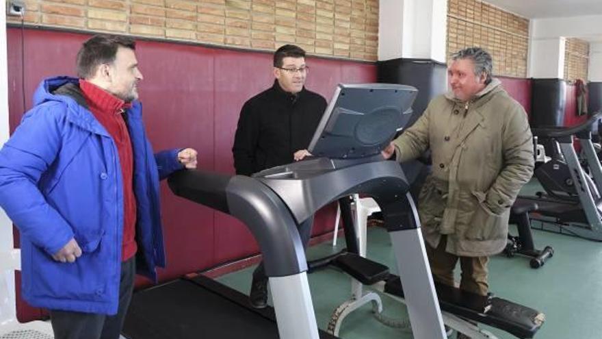 Borrell y Rodríguez, junto a un técnico durante la visita este jueves del nuevo equipamiento.