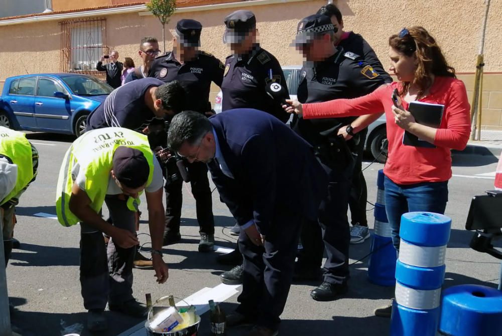 El alcalde de Rafal y diputado autonómico, Manuel Pineda ha repintado parte de la señalización horizontal de la calle Infanta Cristina para denunciar públicamente la "invasión" de Orihuela de ese vial