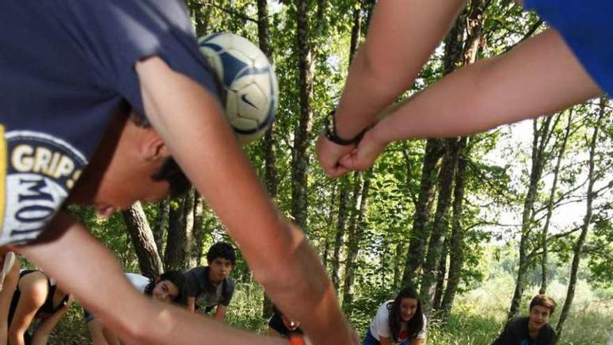 Alumnos con juegos en un campamento de verano. // Bernabé