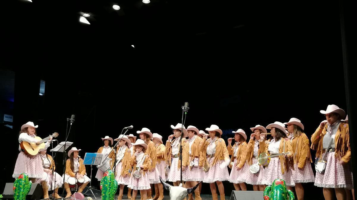 Integrantes de la murga "Las Marujas" en el concurso de coplas celebrado el pasado año en el Teatro.