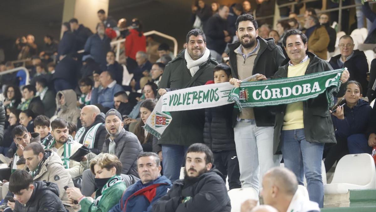 Aficionados blanquiverdes apoyan al Córdoba CF durante un encuentro de este curso en El Arcángel.