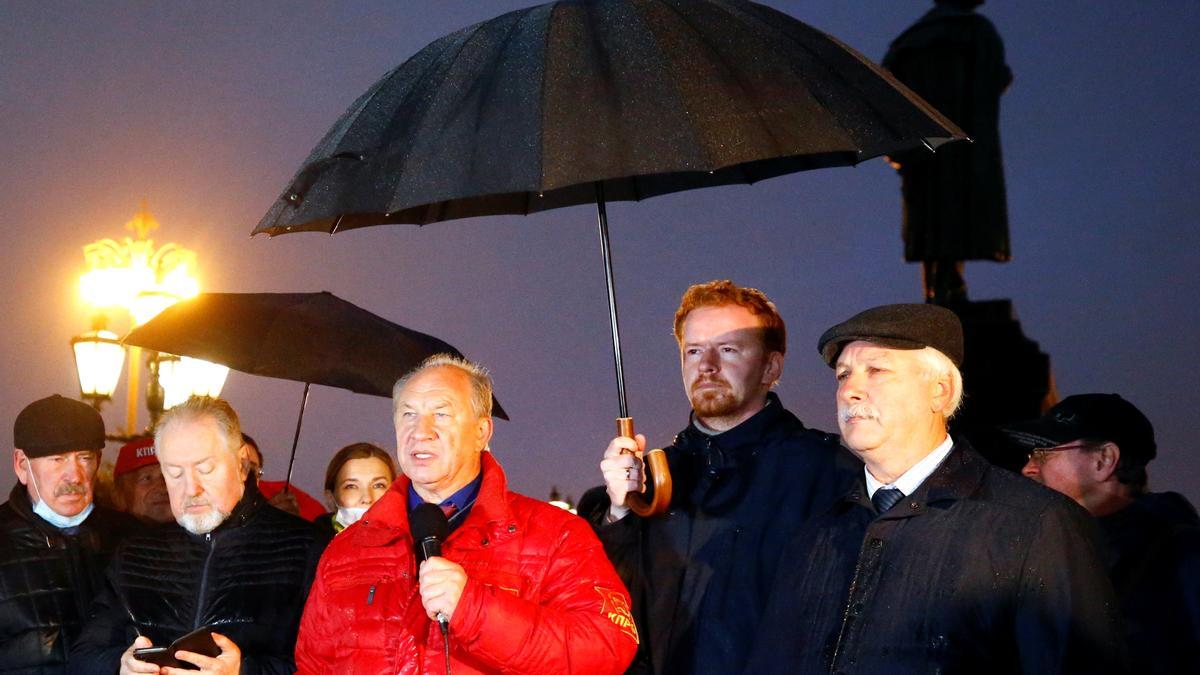 Valery Rashkin el primer secretario del Partido Comunista ruso, se dirige a sus seguidores durante una protesta en contra de los resultados de las legislativas, este lunes e Moscú.