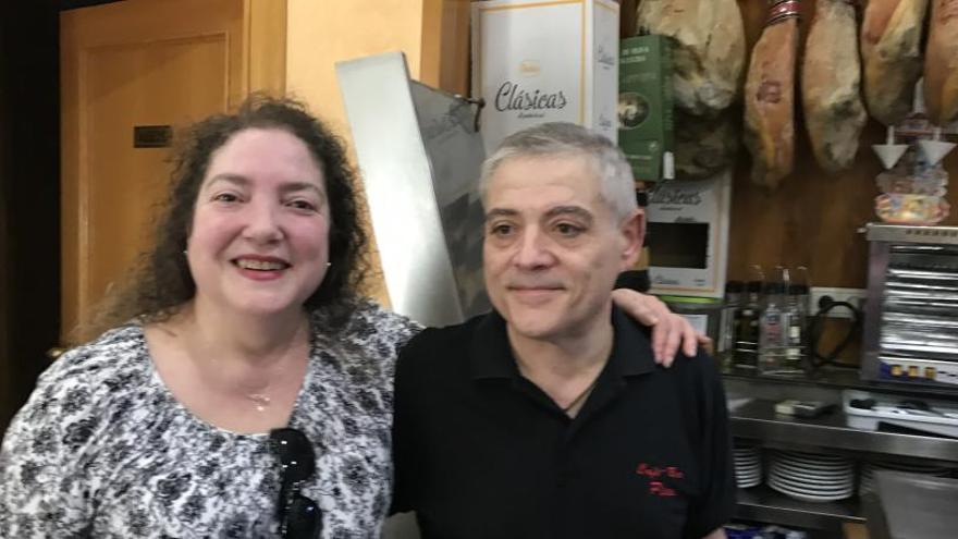 Manuel y su cocinera, Mª del Carmen, en el bar tras saber que les ha tocado.