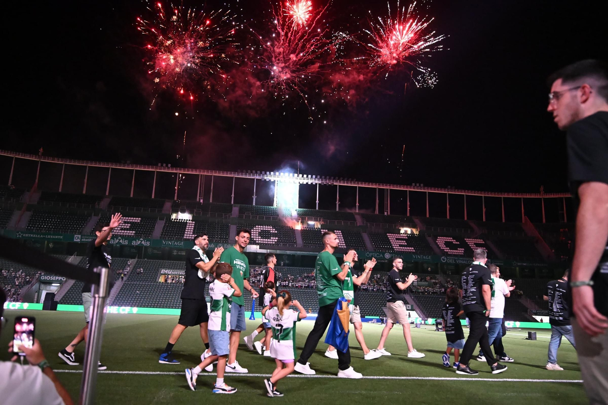 El Elche CF celebra el ascenso a Primera en el Martínez Valero