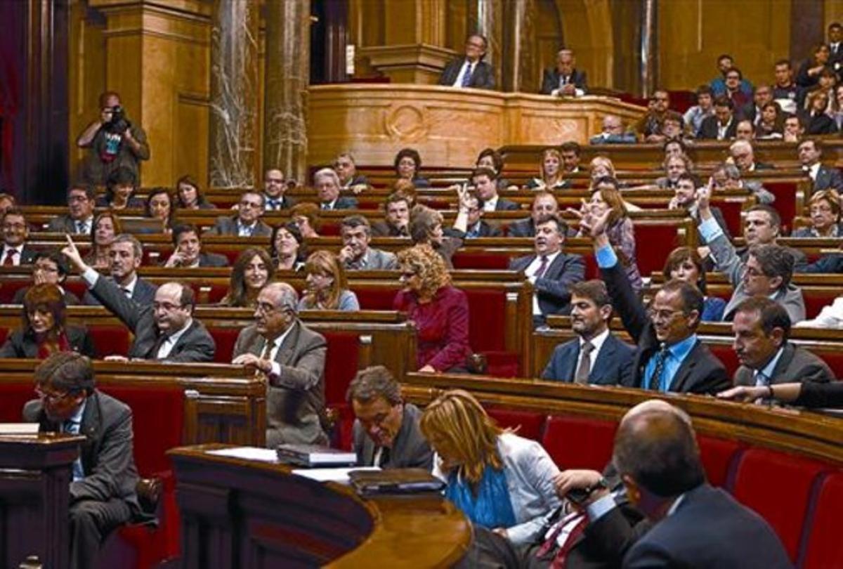 Recoder, Mas i Ortega (a primera fila, d’esquerra a dreta), voten amb la resta dels diputats, ahir. Recoder, Mas i Ortega (a primera fila, d’esquerra a dreta), voten amb la resta dels diputats, ahir.