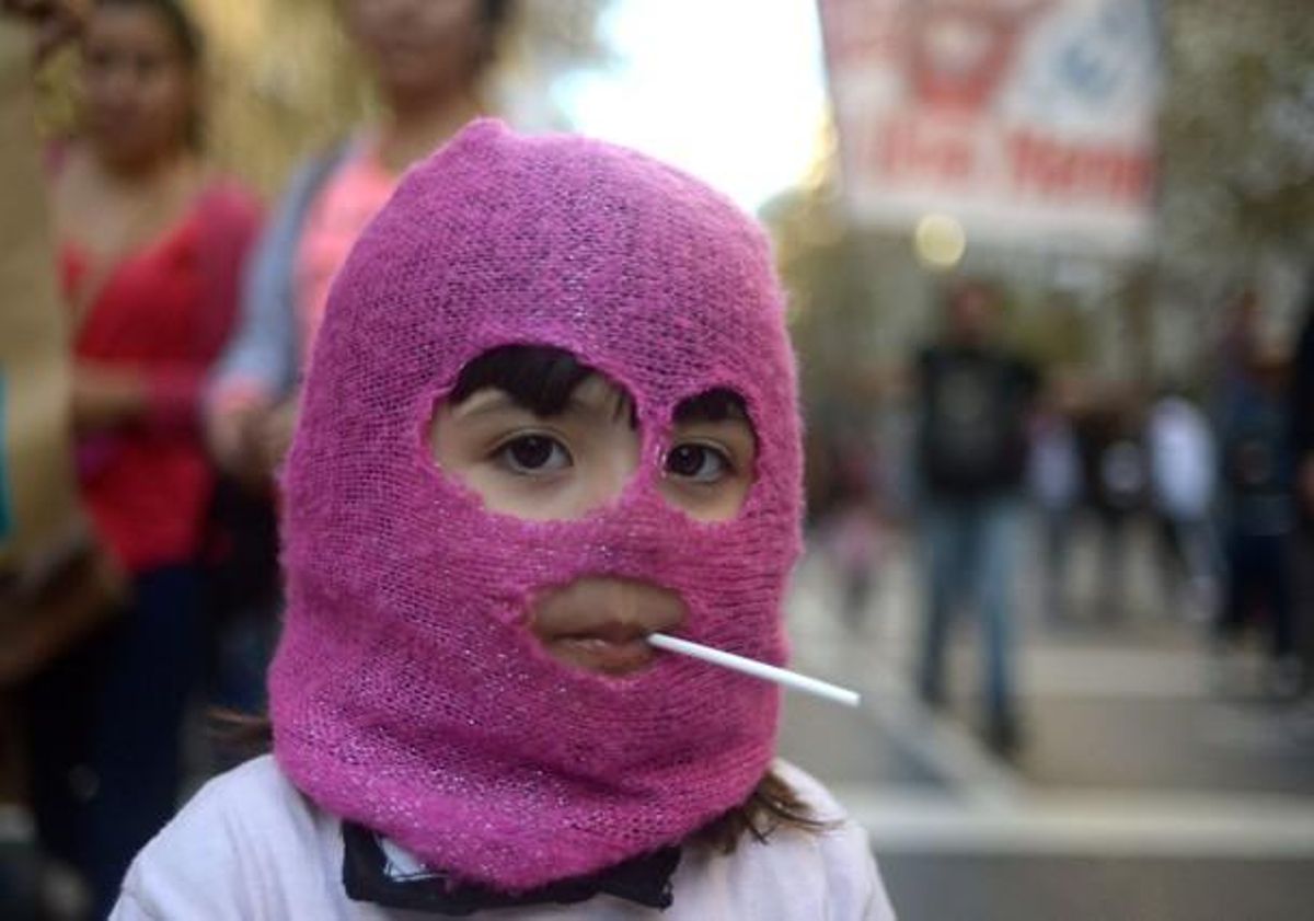 Una nena participa en la manifestació contra els feminicidis.