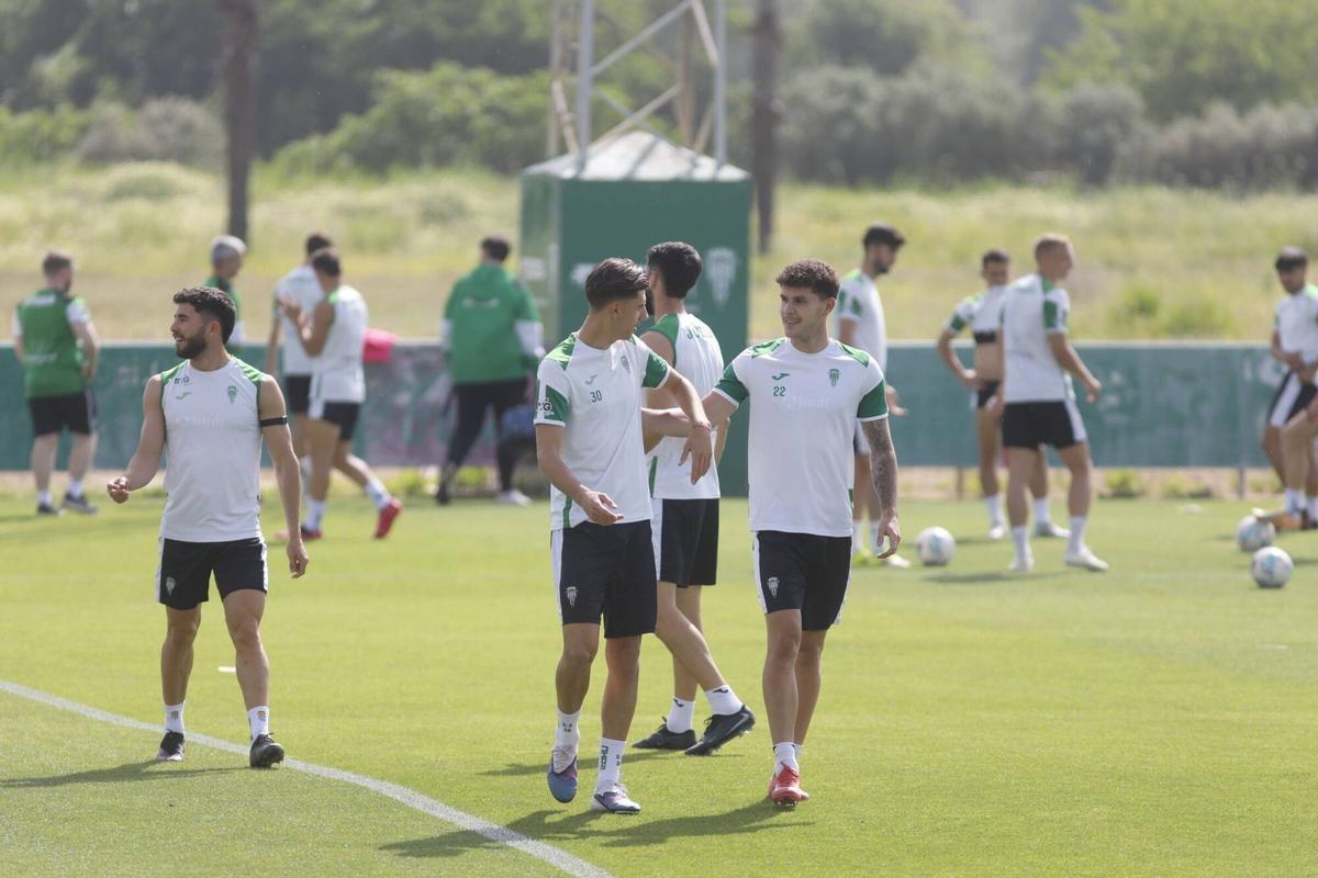 Dani Requena y Álvaro Trilli conversando durante un entrenamiento del Córdoba CF esta semana.