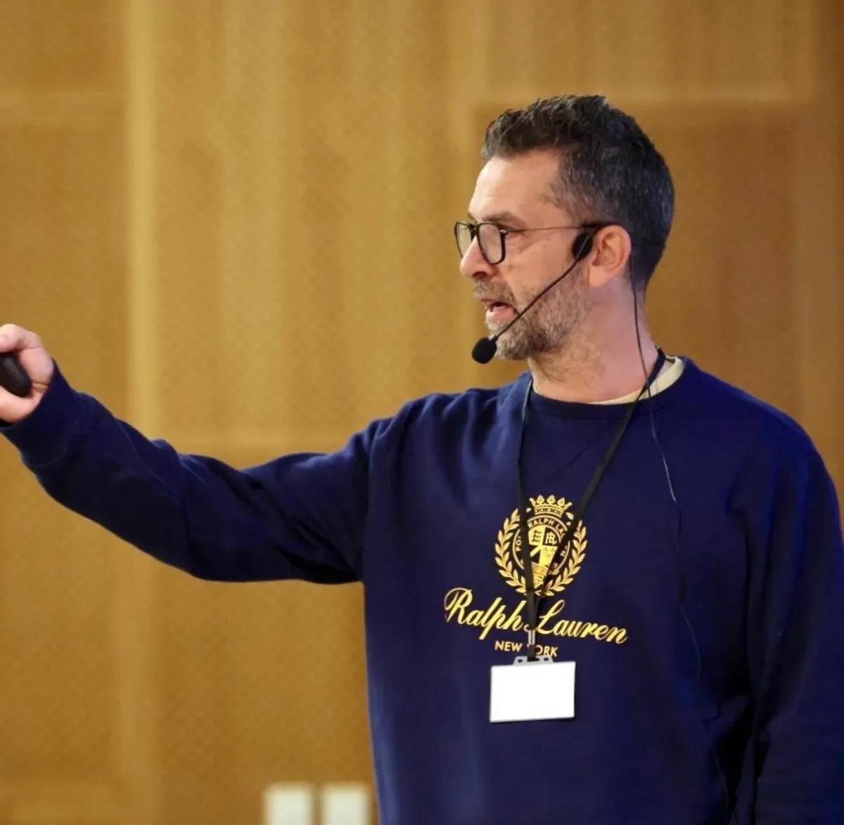 Tito, durante una ponencia